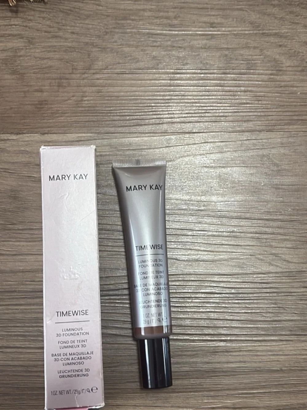 Mary Kay TimeWise Luminous 3D Foundation -  box exp 2027